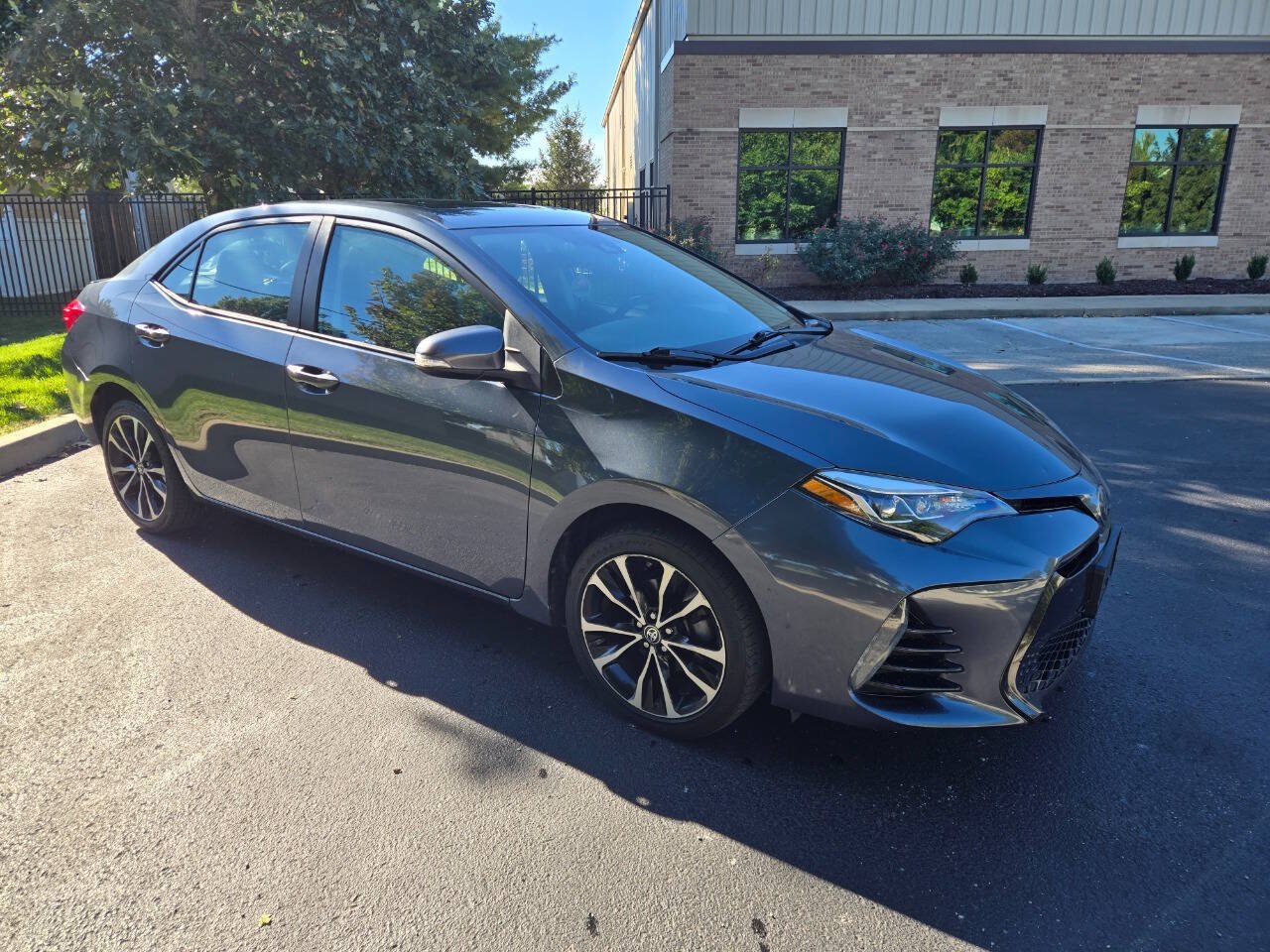Used 2017 Toyota Corolla SE w/ SE Premium Package FWD image 4