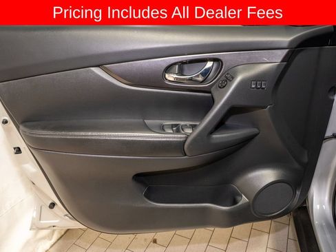 Used 2020 Nissan Rogue SV w/ Premium Package FWD image 12