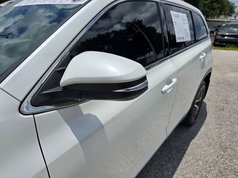 Used 2019 Toyota Highlander LE AWD/4WD image 10