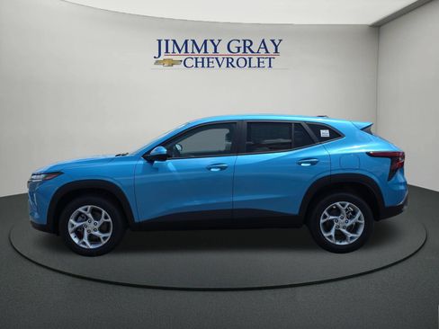New 2026 Chevrolet Trax LS w/ LS Convenience Package FWD image 2