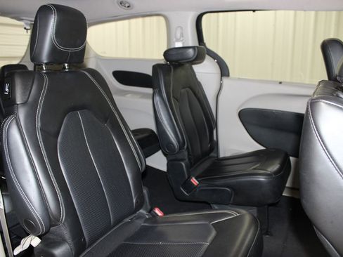 Used 2023 Chrysler Pacifica Touring-L FWD image 21