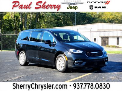 Used 2025 Chrysler Pacifica Select