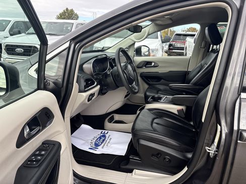 Used 2023 Chrysler Pacifica Touring-L image 11