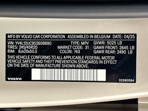 Used 2025 Volvo XC40 B5 Plus w/ Climate Package image 30