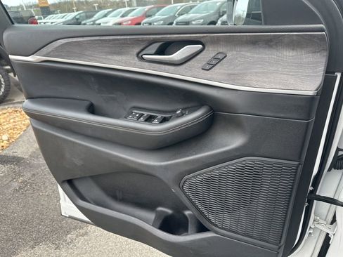 Used 2023 Jeep Grand Cherokee Limited image 10