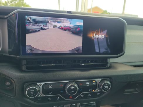 Used 2025 Jeep Gladiator Sport AWD/4WD image 19