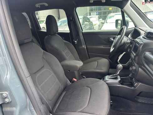 Used 2018 Jeep Renegade Latitude FWD image 13