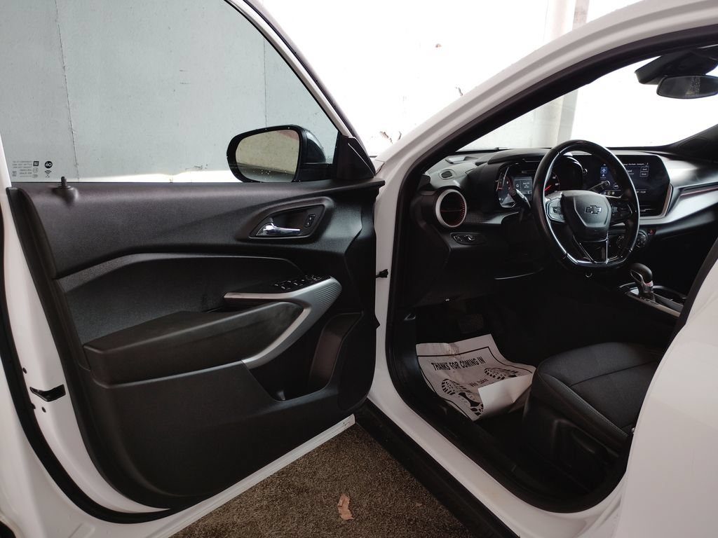 Used 2024 Chevrolet Trax RS FWD image 21