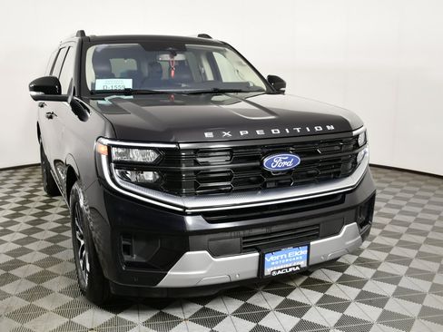 Used 2025 Ford Expedition Platinum AWD/4WD image 3