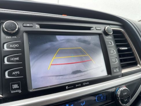 Used 2019 Toyota Highlander Limited image 3