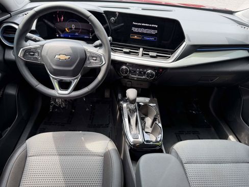 Used 2025 Chevrolet Trax LT w/ LT Convenience Package FWD image 11