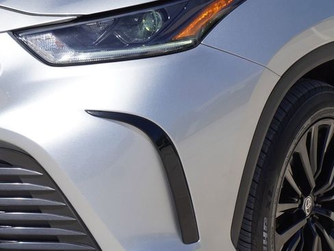 Used 2023 Toyota Highlander XSE image 2