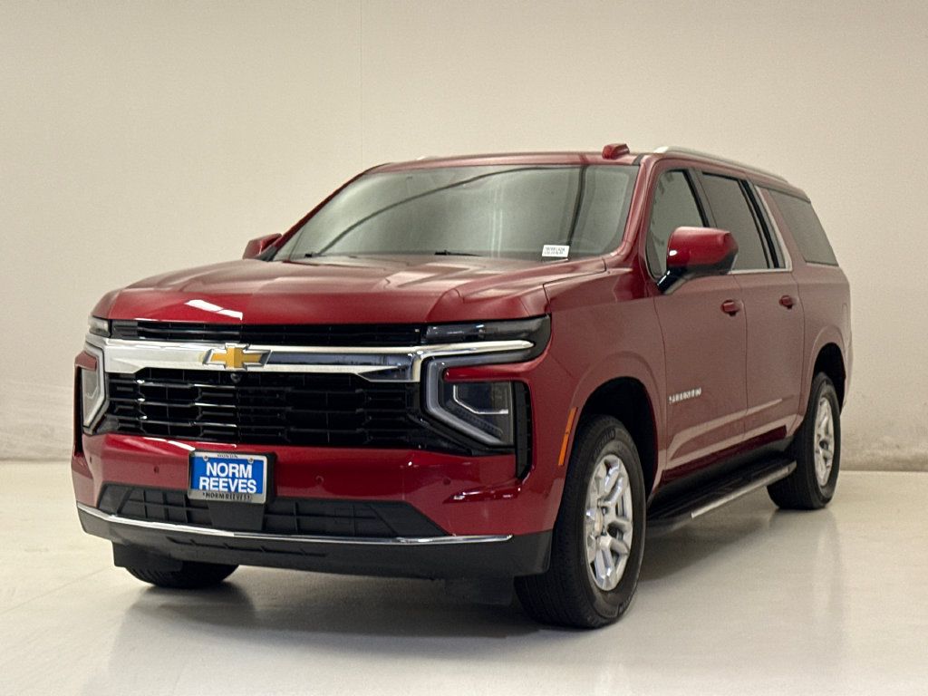 Used 2025 Chevrolet Suburban LS RWD image 2