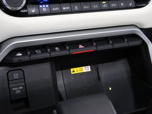 Used 2024 Toyota Sequoia Capstone AWD/4WD image 38