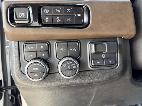 Used 2025 GMC Yukon Denali Ultimate w/ LPO, Floor Liner Package AWD/4WD image 19