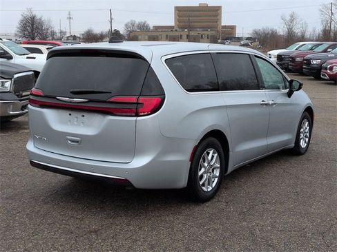 Certified 2024 Chrysler Pacifica Touring-L image 5