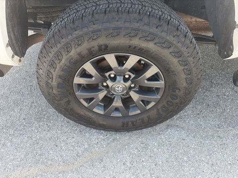 Used 2020 Toyota Tacoma SR5 AWD/4WD image 37