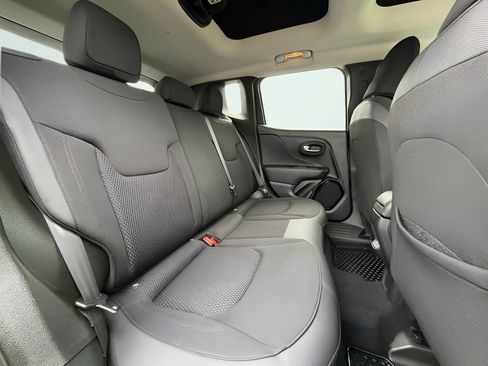 Used 2018 Jeep Renegade Altitude AWD/4WD image 24