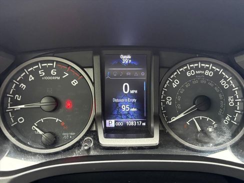 Used 2017 Toyota Tacoma TRD Sport image 9