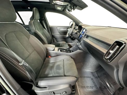 Used 2023 Volvo XC40 Recharge Plus image 27