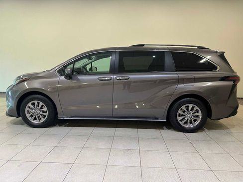 Used 2023 Toyota Sienna XLE FWD image 3