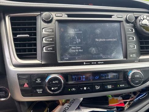 Used 2018 Toyota Highlander SE w/ Carpet Mat Package (TMS) AWD/4WD image 14