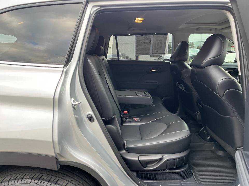 Used 2022 Toyota Highlander XLE AWD/4WD image 29