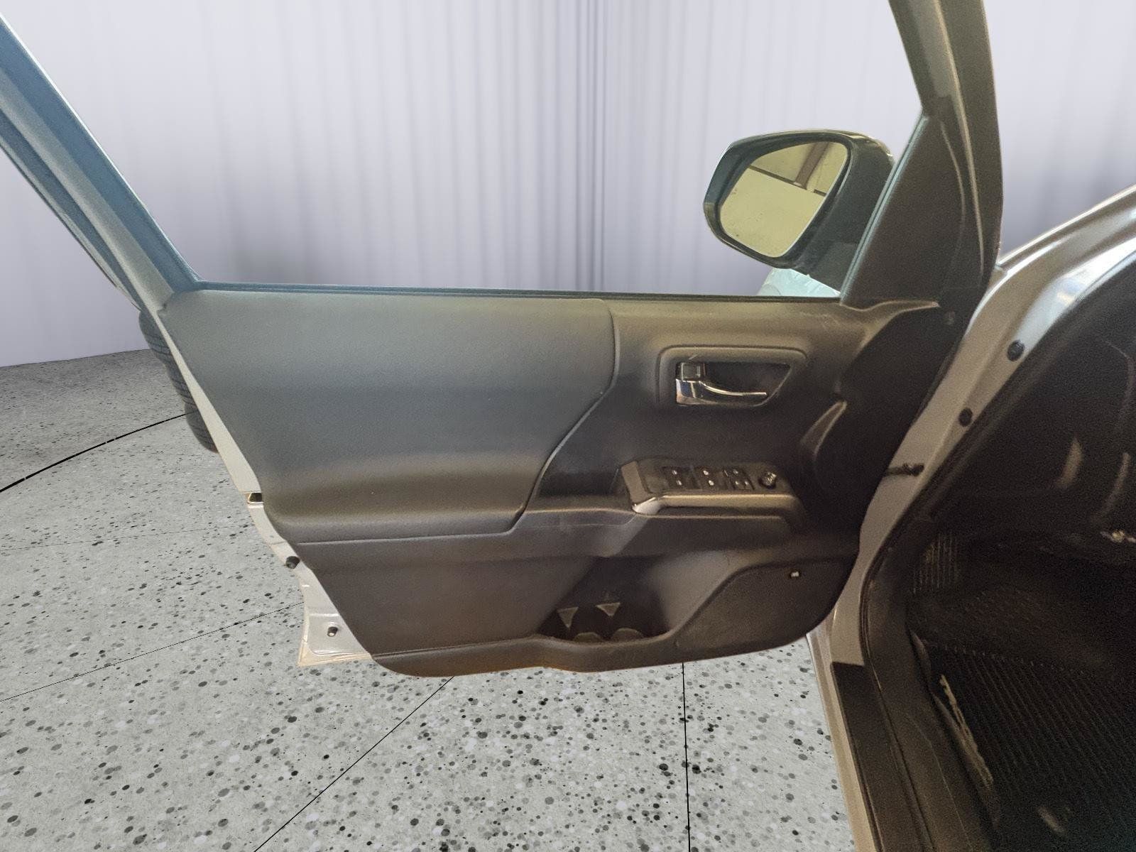 Used 2019 Toyota Tacoma TRD Off-Road AWD/4WD image 21