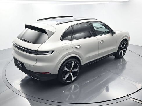 Certified 2025 Porsche Cayenne AWD/4WD image 40