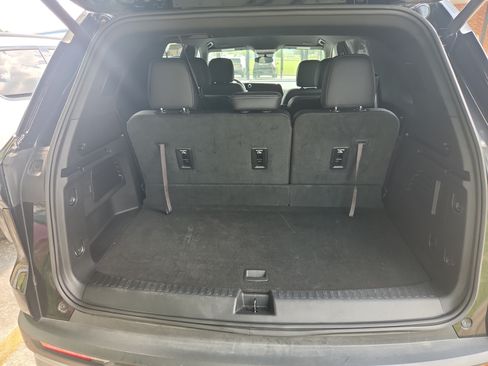 Used 2025 Chevrolet Traverse LT FWD image 27