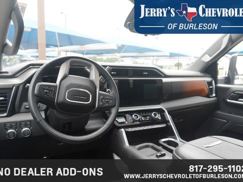 Used 2025 GMC Sierra 2500 Denali w/ Denali Reserve Package AWD/4WD image 8