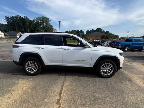 Used 2024 Jeep Grand Cherokee Laredo X w/ Luxury Tech Group I RWD image 5