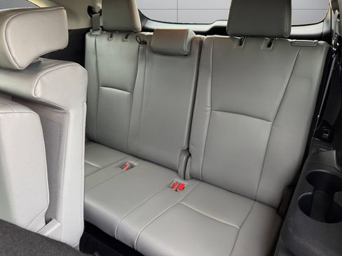 Used 2022 Toyota Highlander XLE AWD/4WD image 16