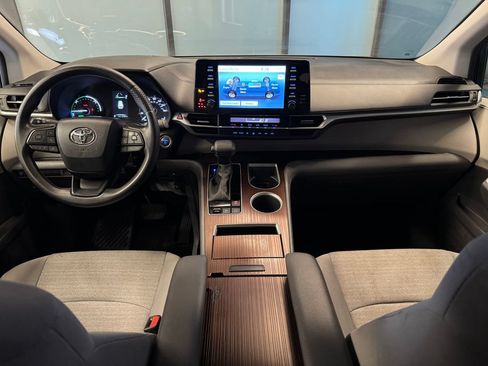 Used 2023 Toyota Sienna LE AWD/4WD image 9