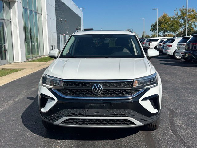 Certified 2023 Volkswagen Taos SE w/ Panoramic Sunroof Package AWD/4WD image 2