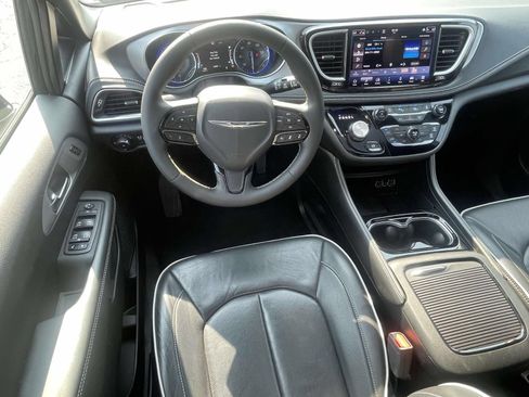 Used 2025 Chrysler Pacifica Limited FWD image 11