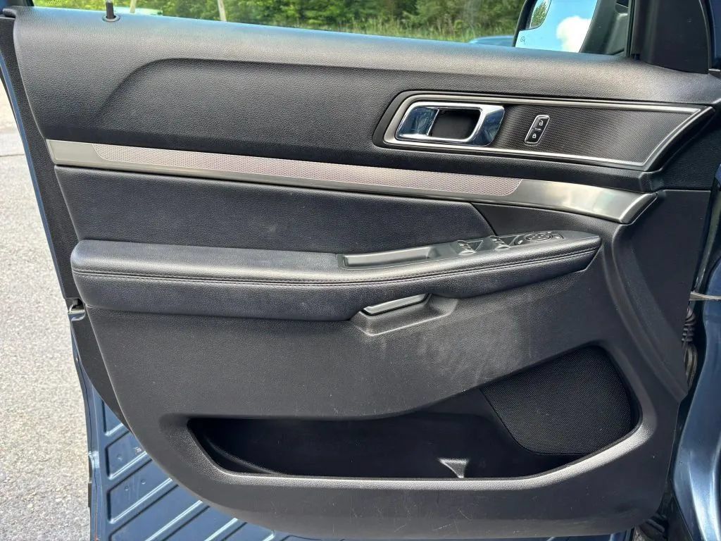 Used 2018 Ford Explorer XLT w/ Equipment Group 202A AWD/4WD image 12