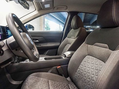 Used 2025 Nissan Kicks SV image 17