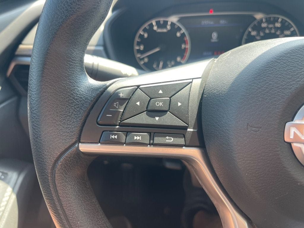 Used 2025 Nissan Altima 2.5 SV FWD image 13