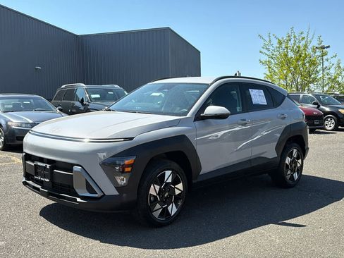 Used 2024 Hyundai Kona SEL AWD/4WD image 3