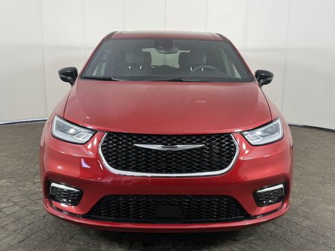 Used 2025 Chrysler Pacifica Select FWD image 2