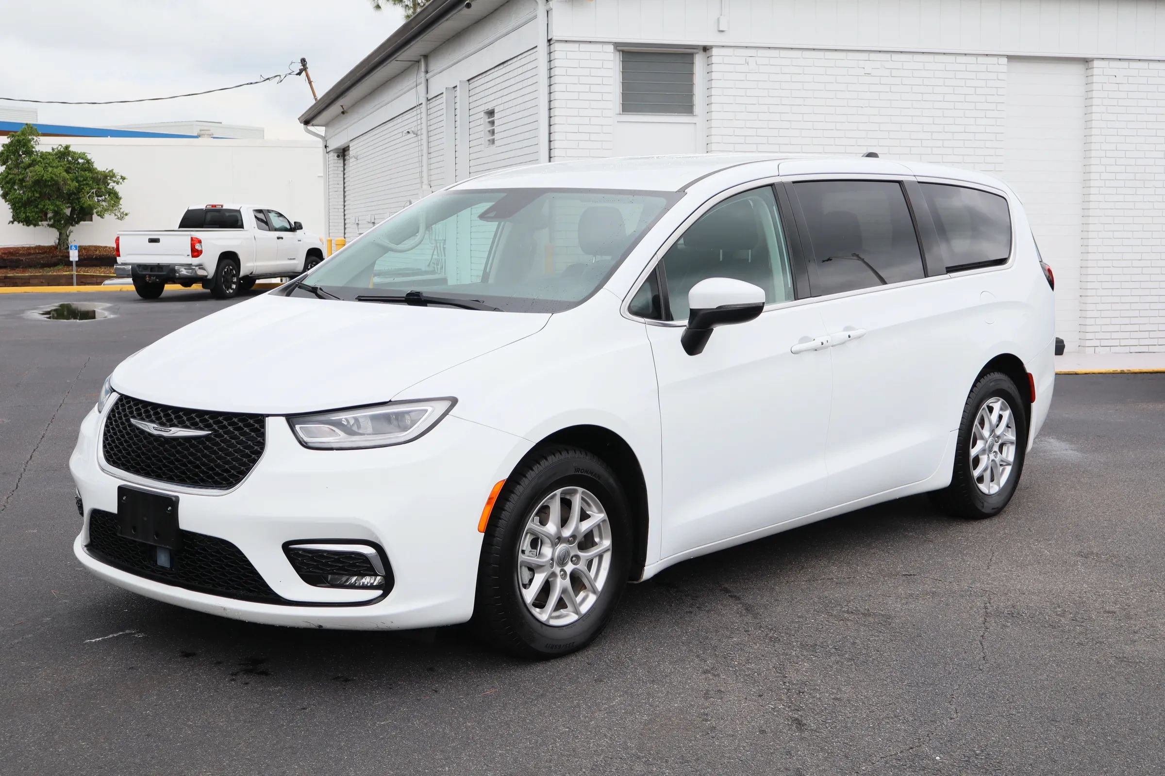 Used 2023 Chrysler Pacifica Touring-L FWD image 3