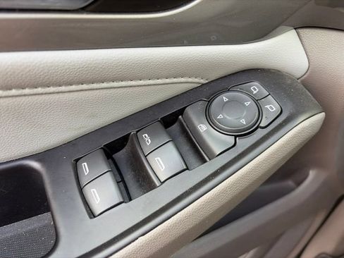 Used 2018 Chevrolet Traverse LT FWD image 19