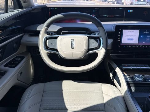 Used 2025 Lincoln Nautilus Reserve image 14