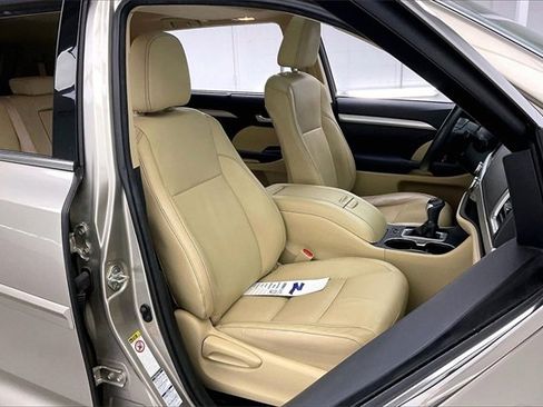 Used 2014 Toyota Highlander XLE image 7