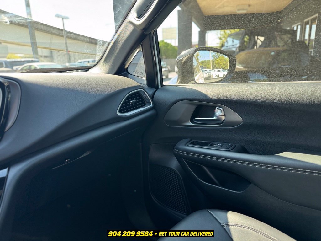Used 2025 Chrysler Pacifica Select FWD image 16
