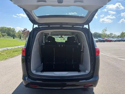 Used 2022 Chrysler Voyager LX FWD image 9