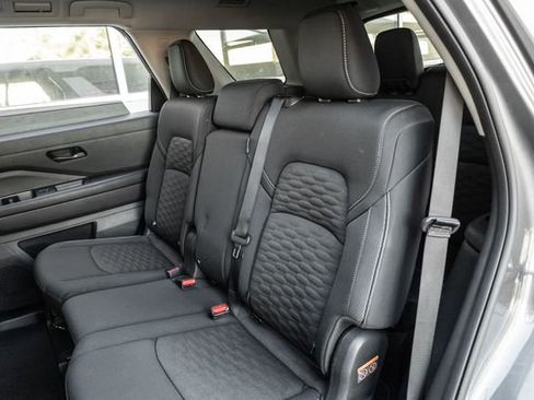 Used 2024 Nissan Pathfinder S image 12