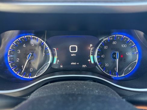 Used 2023 Chrysler Pacifica Touring-L FWD image 32