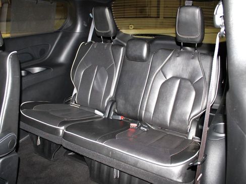 Used 2025 Chrysler Pacifica Limited image 31